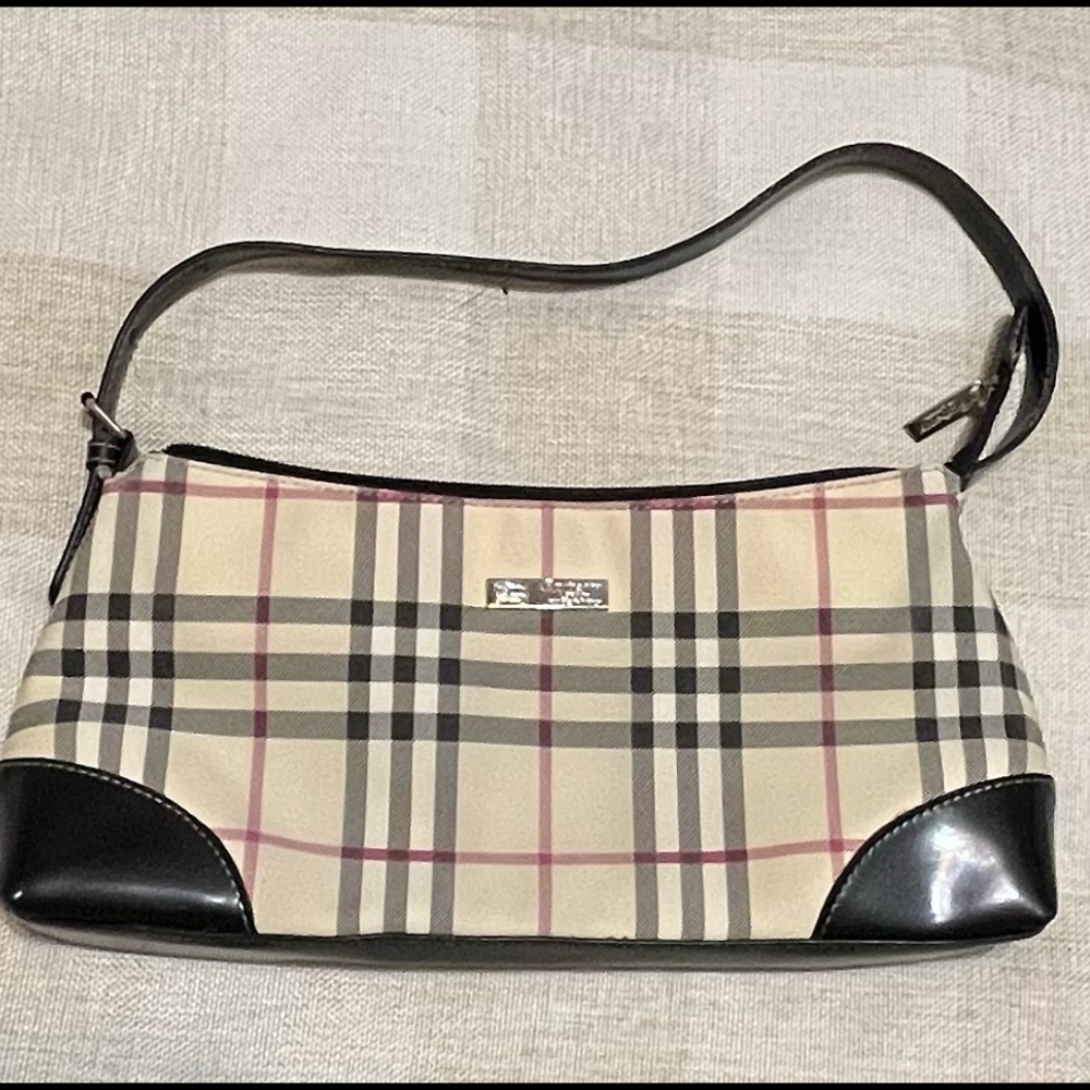 Burberry London made in Italy shoulder bag, (13’ X 7’) size.